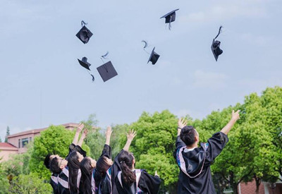 完成学业开心的学子 完成学业开心的学子
