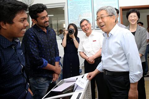陈部长与学生交流 陈部长与学生交流