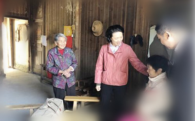 刘院长看望扶贫群众 刘院长看望扶贫群众