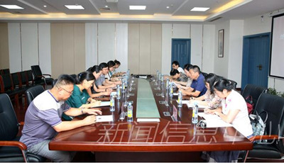 校长梅国平、副校长刘俊和专家考研讨会 校长梅国平、副校长刘俊和专家考研讨会