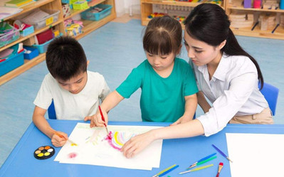 学前教育的老师和小孩 学前教育的老师和小孩