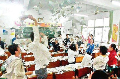 学生欢呼 学生欢呼